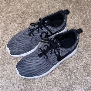NIKE ROSHE size 7 in women’s. Black and gray.